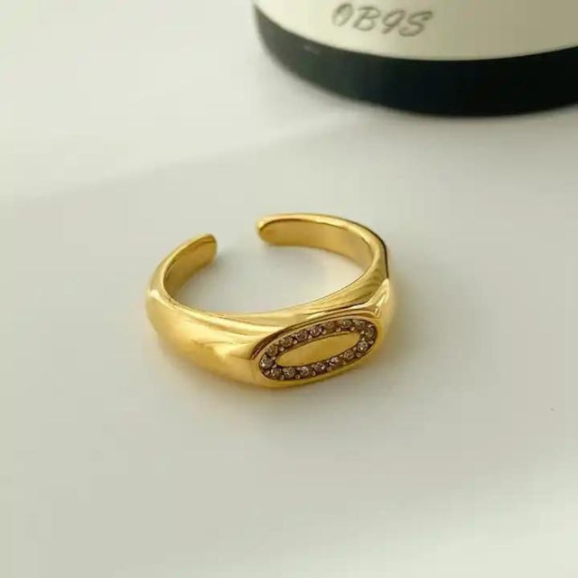 Oval elegant ring